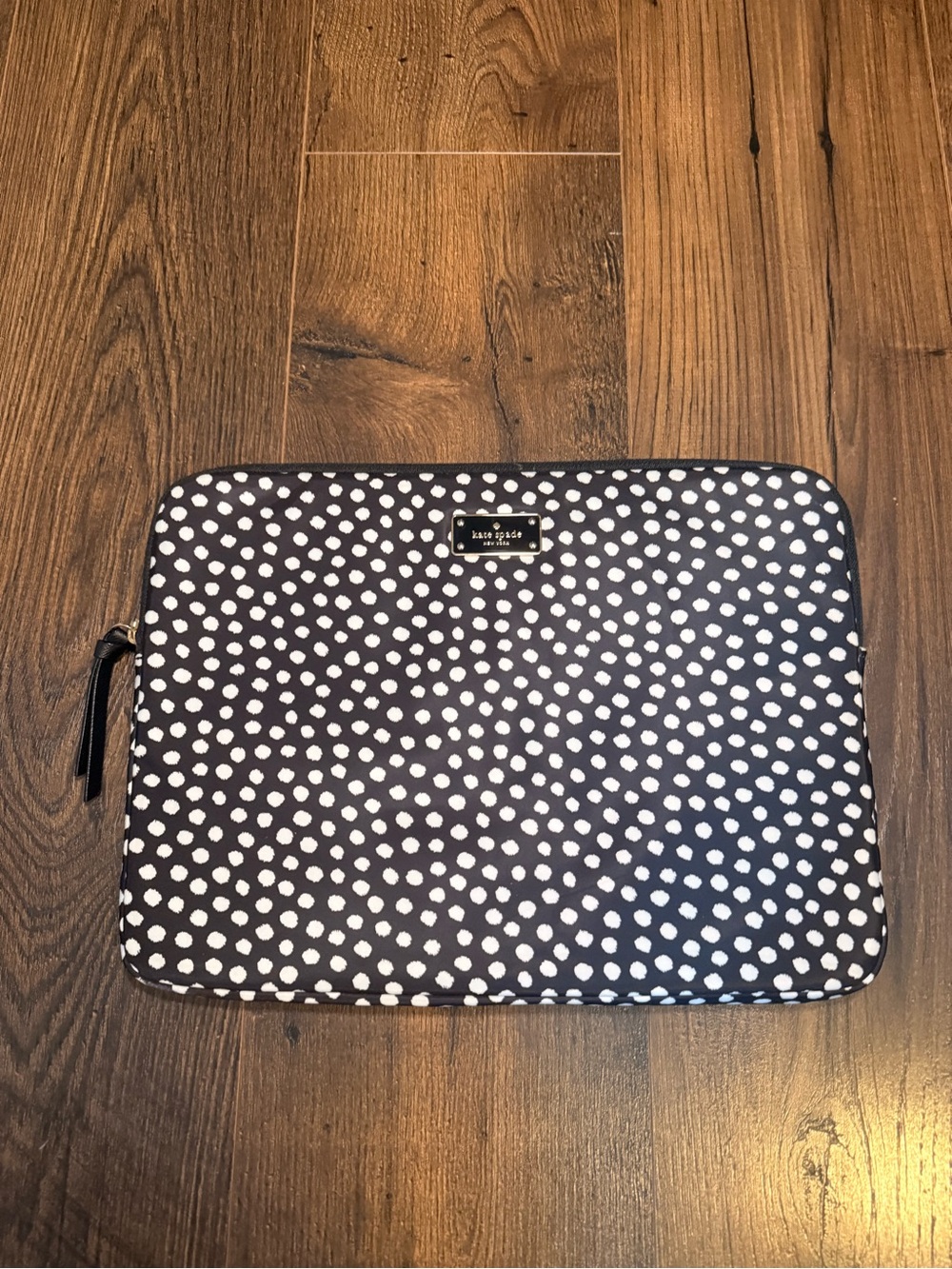 kate spade black and white polka dot sleeve with logo plaque